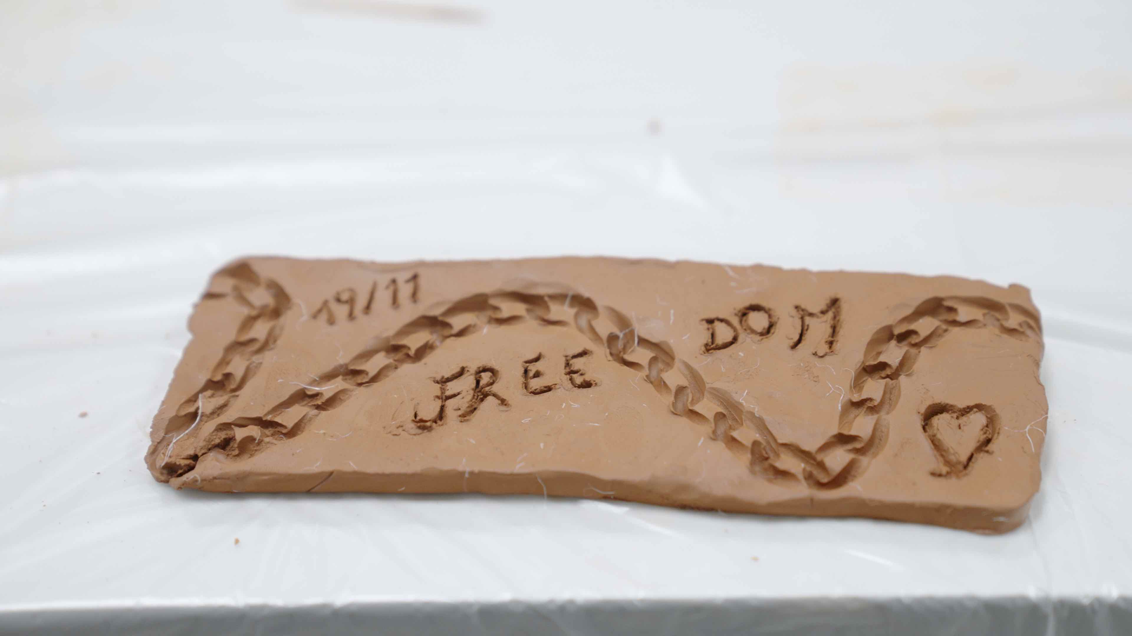 Una mattonella contro la violenza